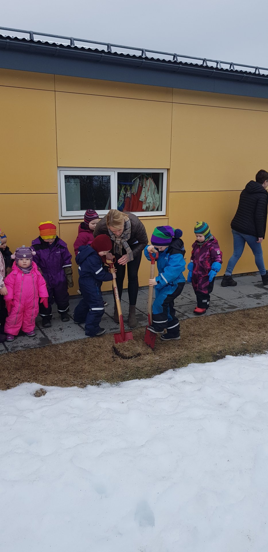 Viðbygging við leikskólann Álfastein - fyrsta sóflustungan tekin