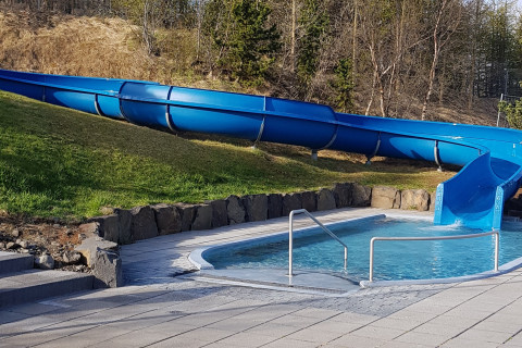 Endurbætur við sundlaugina