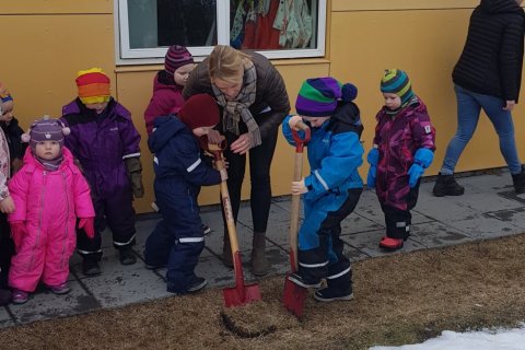 Viðbygging við leikskólann Álfastein - fyrsta sóflustungan tekin