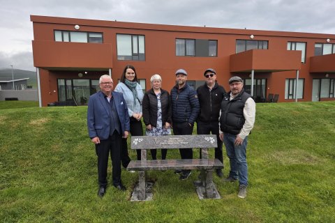 Minningar bekkur, frá visntri Snorri Finnlaugsson sveitarstjóri, Sunna María Jónasdóttir, Ásrún Árna…