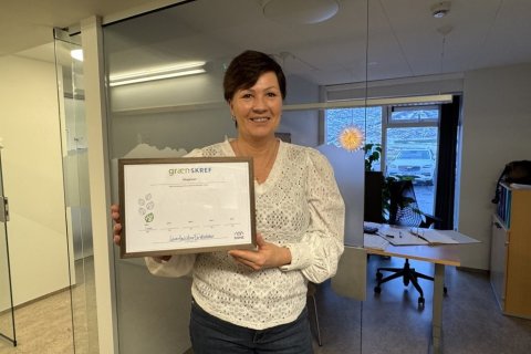 Anna G. Kristjánsdóttir skirfstofustjóri tók við viðurkenningu SSNE