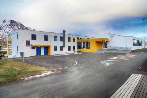ENDURSKOÐUN SKÓLASTEFNU HÖRGÁRSVEITAR.